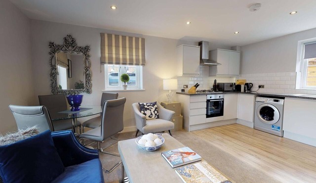 The Warwick Suite Dunara 8 | Leamington Spa Holiday Lets | 2 Beds & Sleeps 3