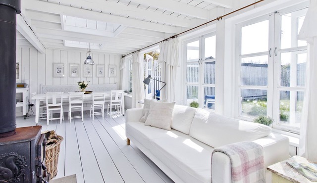 The White House, Camber. Sleeps 10 in 4 Bedrooms