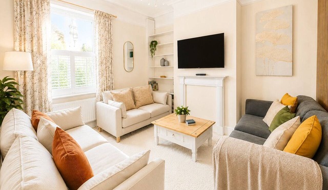 The Willow Chester | Parking | Canal Walks | Large Garden | Sleeps 8