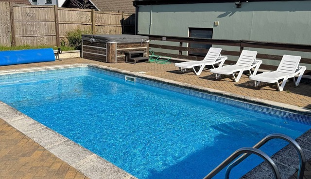 TIG BHAN, family friendly, with pool in Llanteg