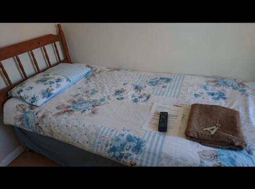Tiny Single shared bathroom Room ssbyr in Hayes