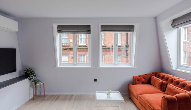 Top-Floor Soho Flat | AC | Sleeps 4 | Central Ldn