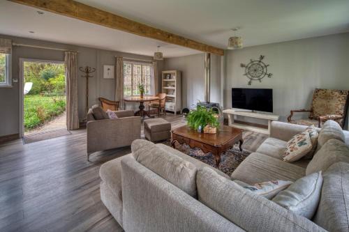 Tranquil Woodland Cottage, 10-Min Drive to Clifton