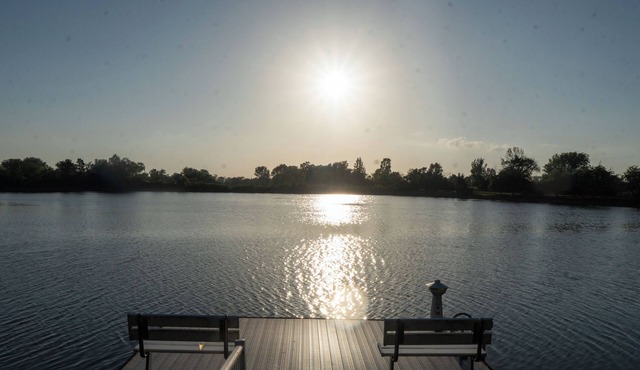 Trek & Relax: Countryside Home w/Hot tub+Water Views+Fishing+Grill+Campfire+ in Chenoa