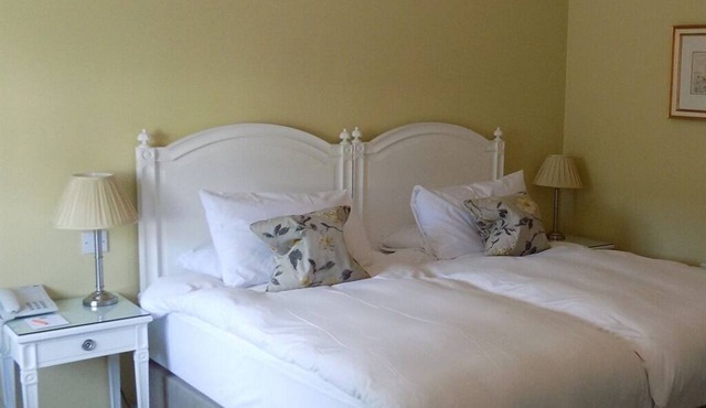 Twin Room Deluxe En-Suite Bathroom