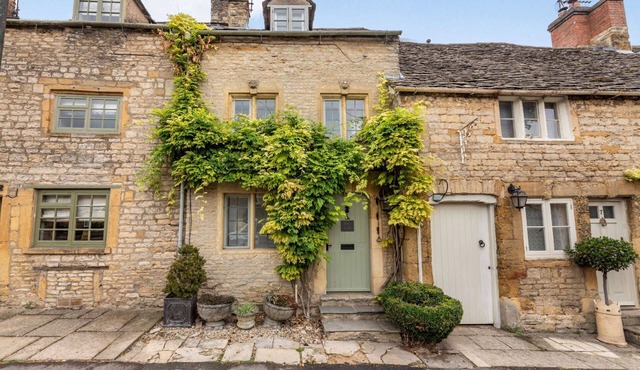 Two dog friendly holiday cottages in the Cotswolds with garden - Bag End & Peppercorn Cottage