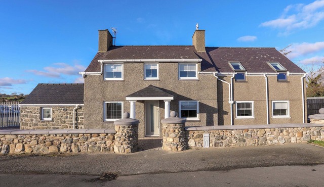 TY'N FFRIDD BACH, pet friendly, with a garden in Y Ffor
