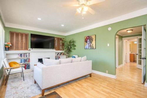 U of O Emerald House Next To Hayward Field w/ Parking! in Eugene