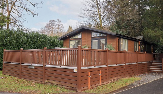 UNIQUE LUXURY LODGE, family friendly, with pool in Windermere in Windermere