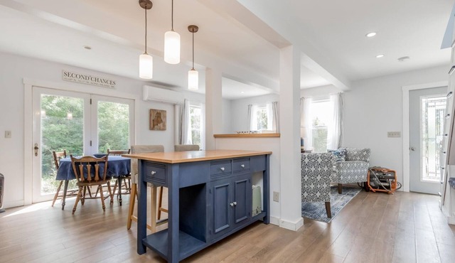 Updated Long Island Maine Cottage in Long Island