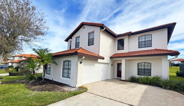 Upgraded pool home with hot tub and games/movie room - gated resort 6 miles from Disney! in Clermont