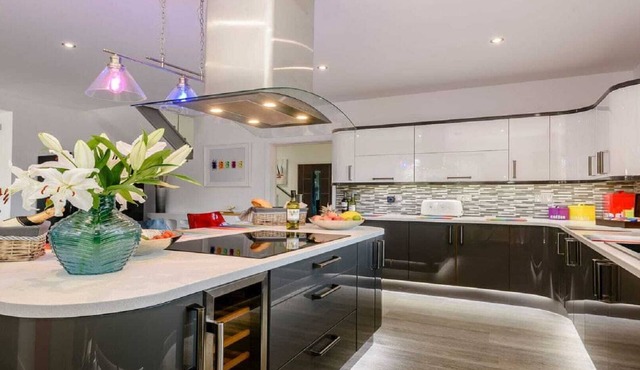 Villa w/Hot Tub, EV Charger & Pet-Friendly Garden
