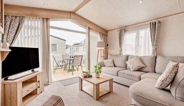 Vivian Lodge- Pet-Friendly Chalet w/WiFi in New Forest