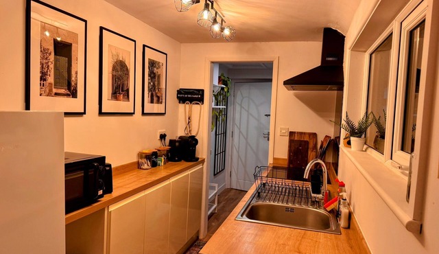 Warm & Stylish Cottage in Historic Odiham