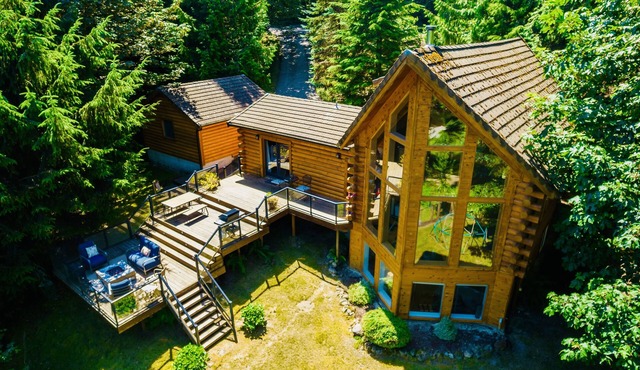 ❤Waterfront Acre | 180° Views | Custom Log Home | By Vacationloghome in North Bend