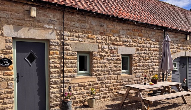 WAYSIDE FARM DAIRY COTTAGE, romantic, with a garden in Burniston