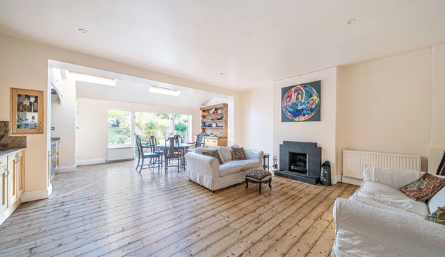 West Dulwich spacious family home, with large garden and parking space