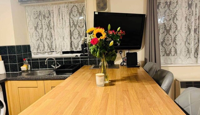 Whole flat in London near transport with free parking