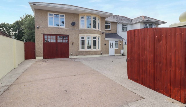 WILLIAM'S PLACE, pet friendly, character holiday cottage in Barry