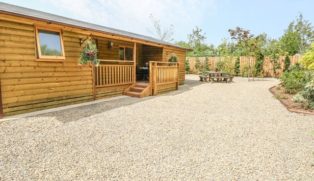 WILLOW LODGE, pet friendly, character holiday cottage in St Florence