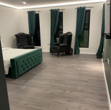 Woodland lodge green room