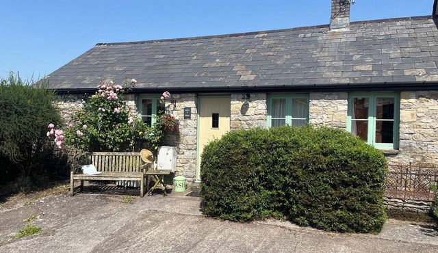 WREN COTTAGE, pet friendly, character holiday cottage in Cowbridge