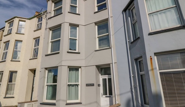 Y CASTELL APARTMENT 3, family friendly in Criccieth