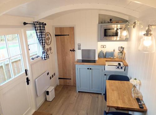 Yew Tree View Luxury Shepherd's Hut in Sturminster Newton