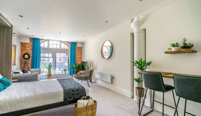 York city centre studio - with parking!