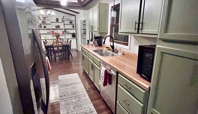 Your charming 3-bedroom cottage retreat awaits! 10min to IU Stadium! in Bloomington