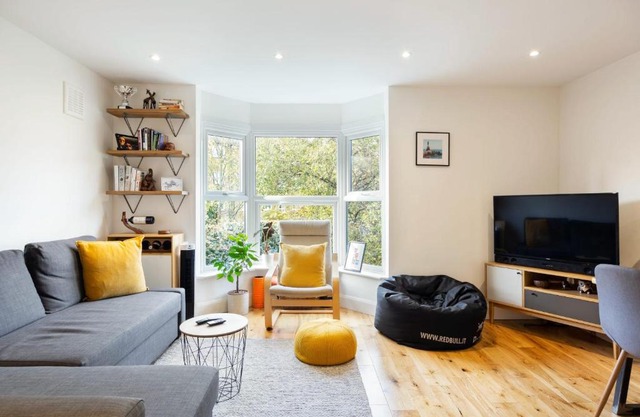 Modern & Beautiful 2 Bed Apartment in Stockwell in London