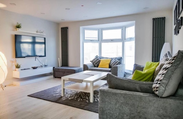 Spacious Self Contained New Build, 10 Minutes from City Centre