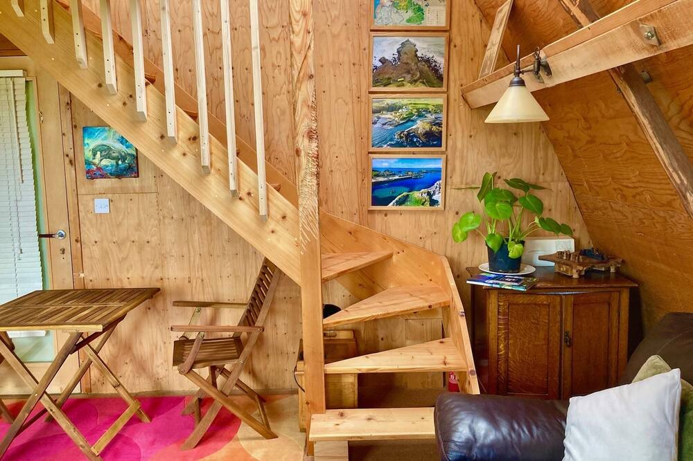 Coleraine Cottage | Creative Art cottage in unique timber Studio