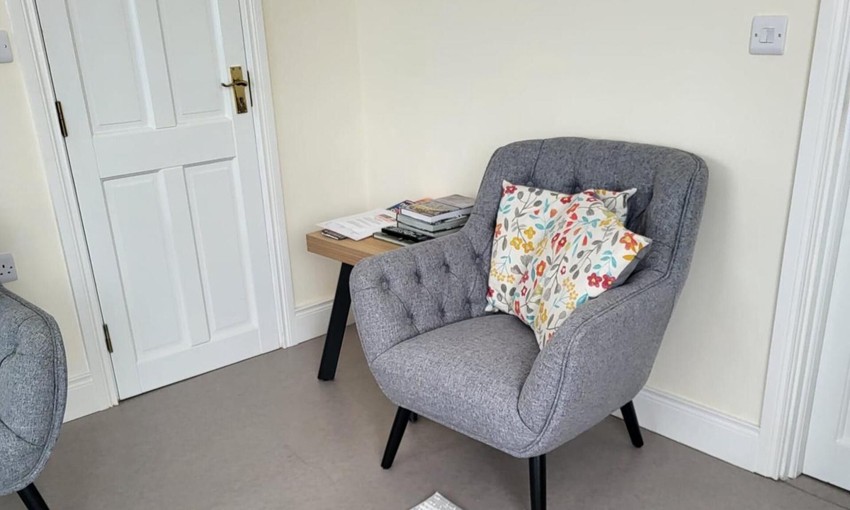 Ennis Apartment | 1 Bed Retreat-sleeps 2-secure Parking-garden