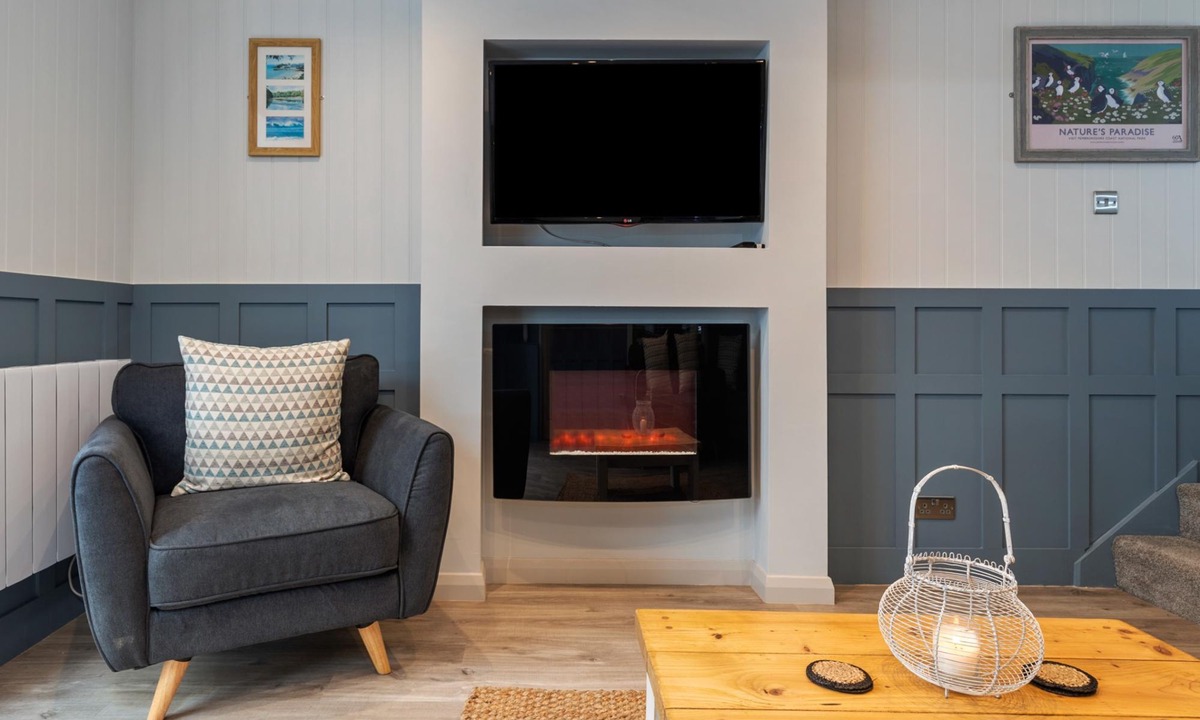 St. Florence House | Cartwright s Cottage - Indoor Pool Sports Courts Play Park