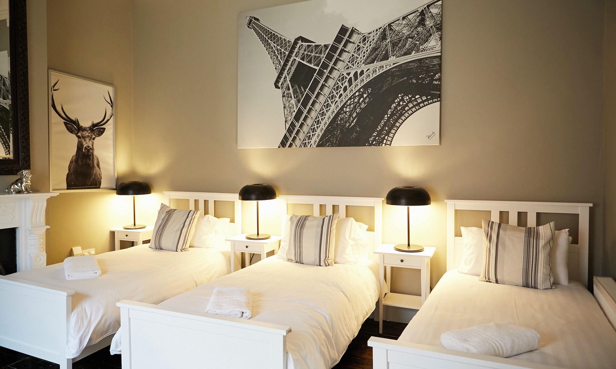 Broadstone House | Cosy Home; Sleeps 10.City 15 mins walk/Tram 2 Mins walk