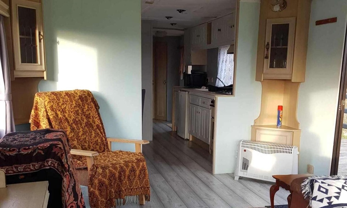 Crosswell Cabin | 2 Bed-sleeps 4-free Parking-pet Friendly