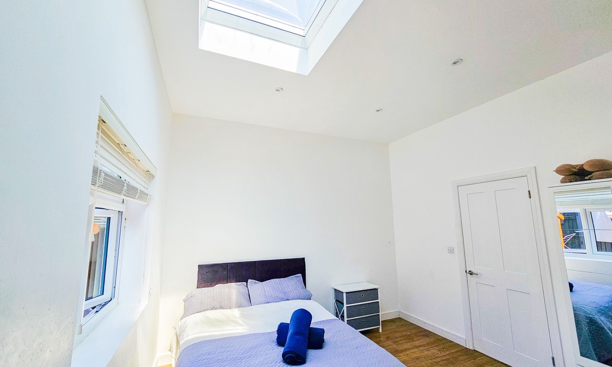 London Borough of Bromley Apartment | Cleave House - Stylish n Chic 3 Bed House Mins From Central London