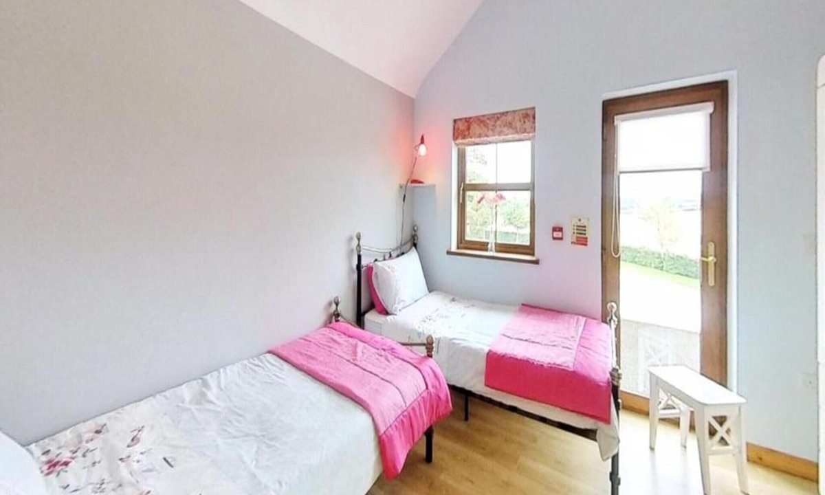 Craigavon Cottage | Luxury 3 Bed Cottages Near Hillsborough Palaces