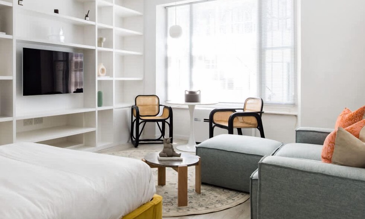 Earl's Court Apartment | Light-filled Studio with AirCon near Tube