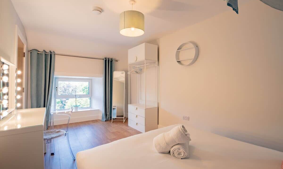 Galway City Centre Apartment | Eyre View Suites - Apt #3 - Sleeps 6