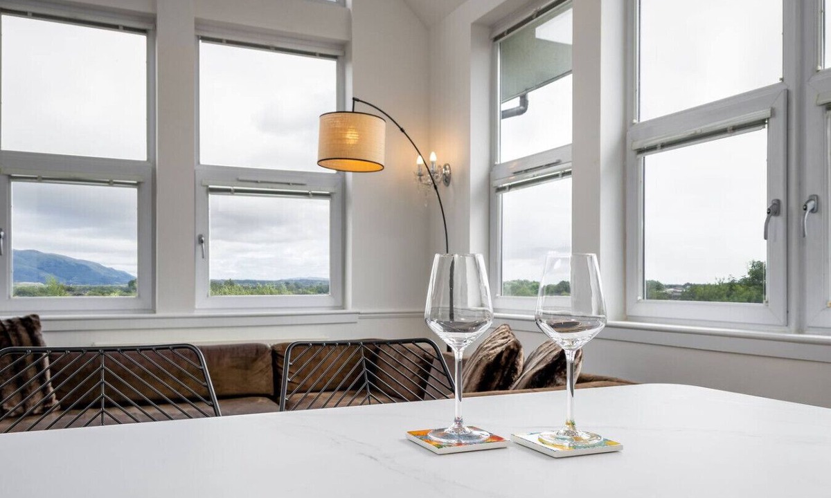 Tillicoultry Apartment | The Stirling Penthouse - Free Parking