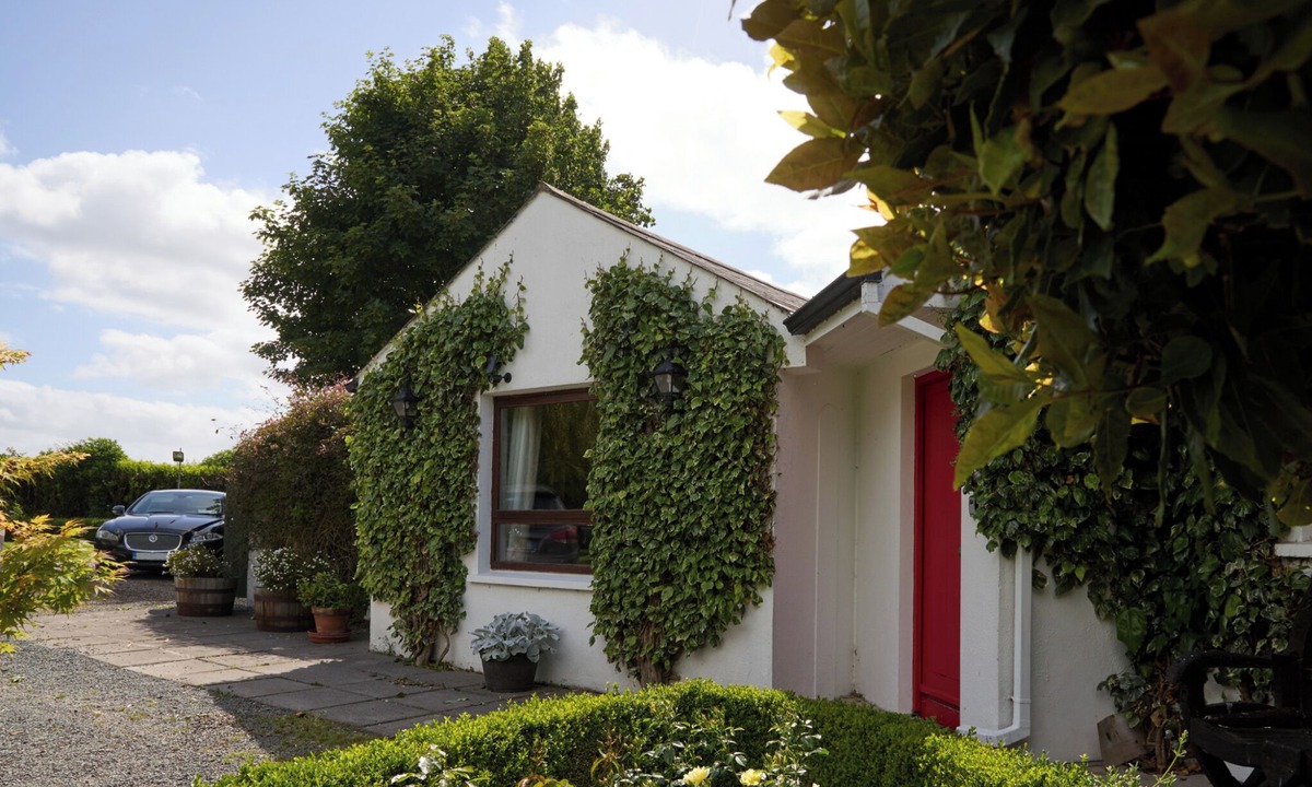 County Meath Apartment | 2 Bedroom Apartment - Free Parking & Garden