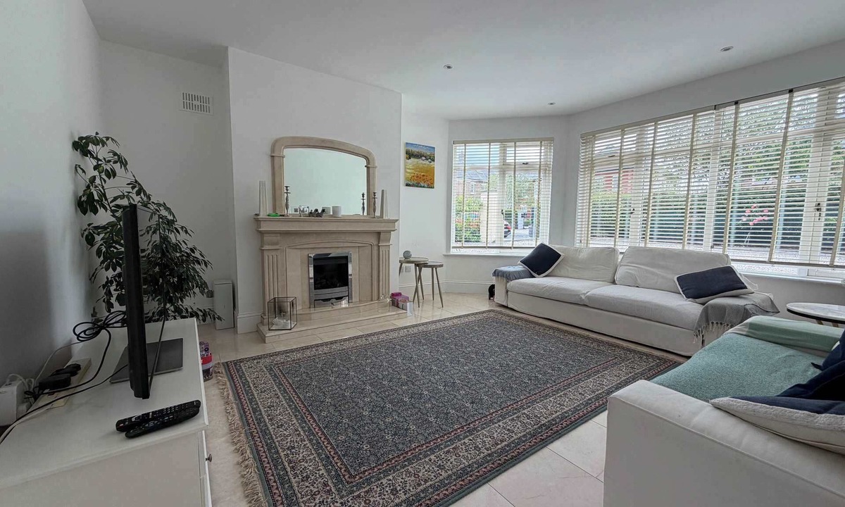 Malahide House | Luxury 4BDR Retreat With Garden and Workspace
