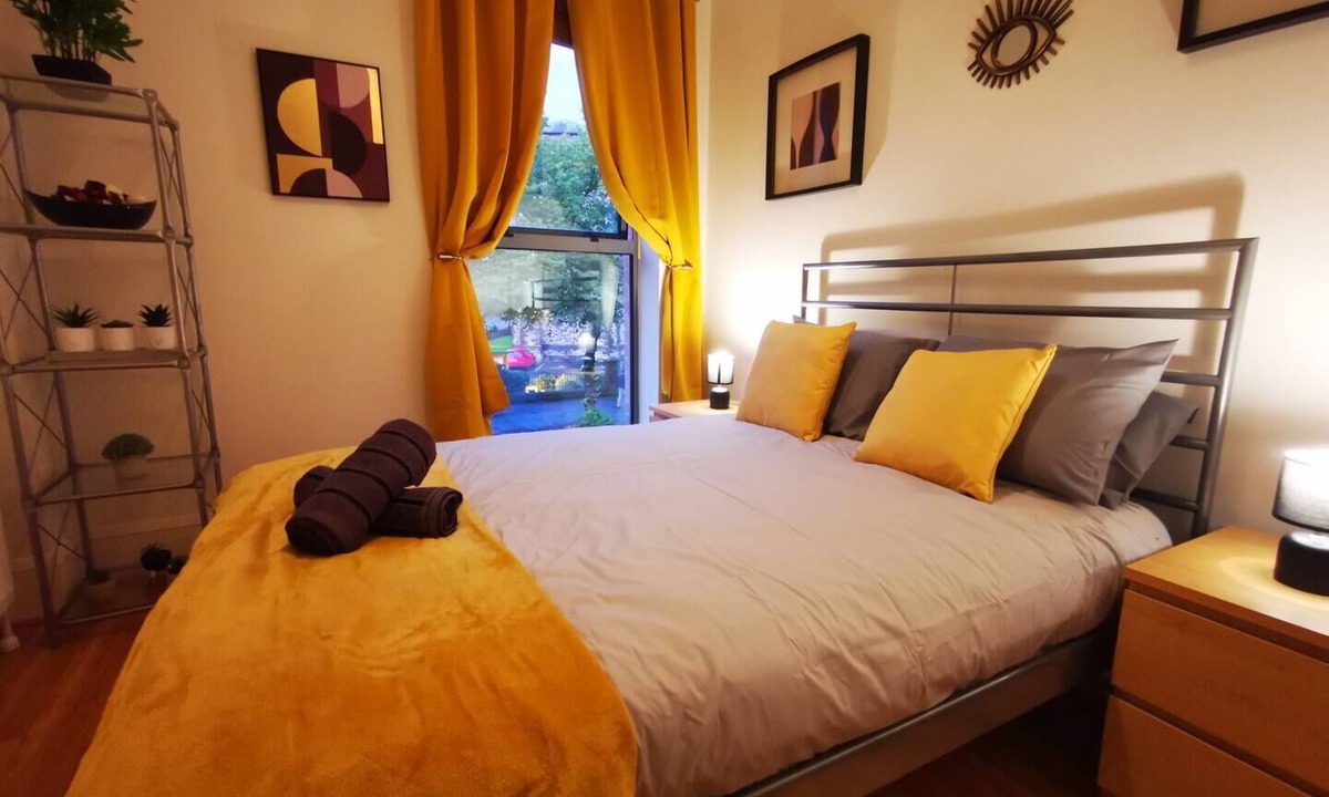 Ormeau Apartment | This stylish place to stay is perfect for families with a huge living space and big bedrooms