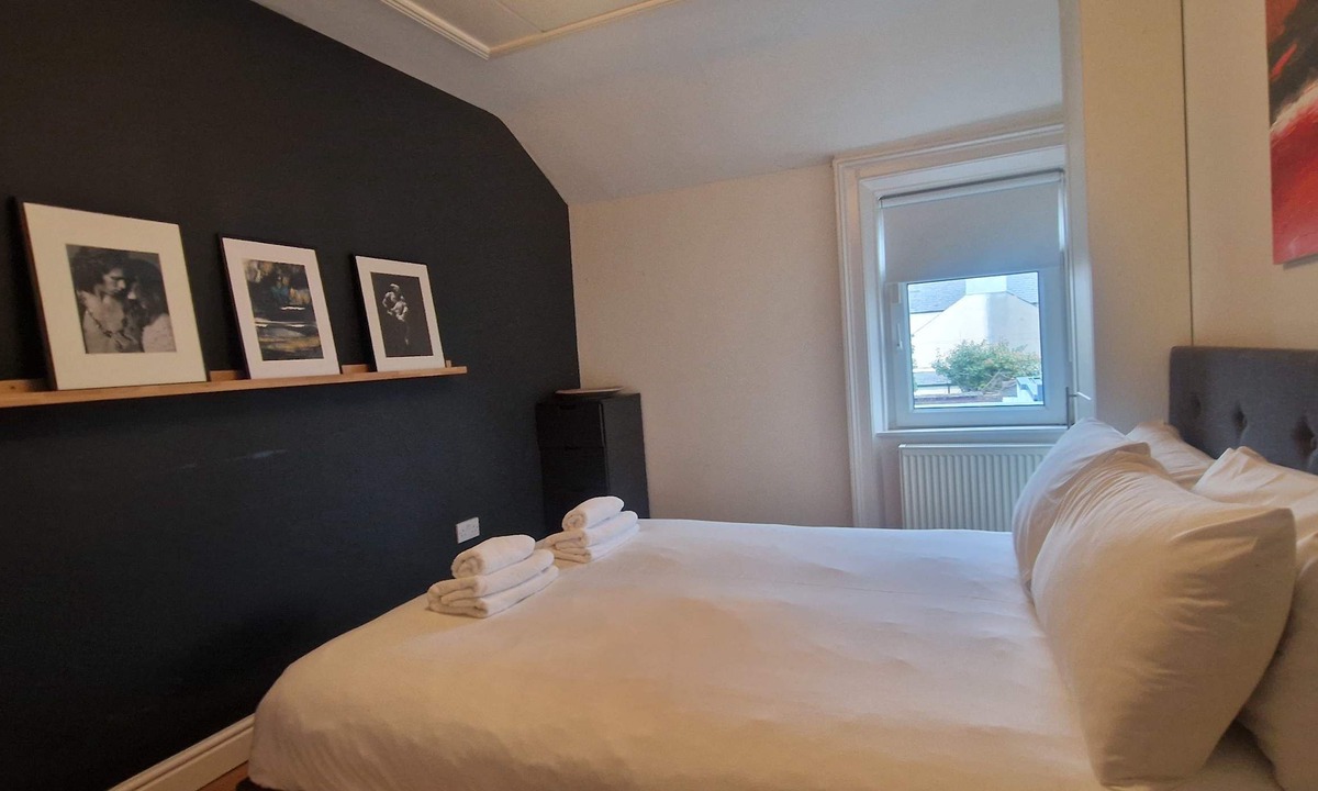 Phibsborough Apartment | Extended 3BD SplitLevel Cottage in Popular Village