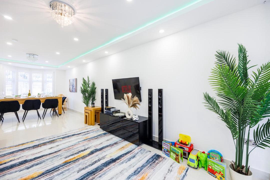 Blendon and Penhill House | 5 Bedroom House , Free Parking , Pool Table , Arcade Machine , Garden , Sleeps 9 , Offers , Ideal For Contractors , Families , Long Term Stays