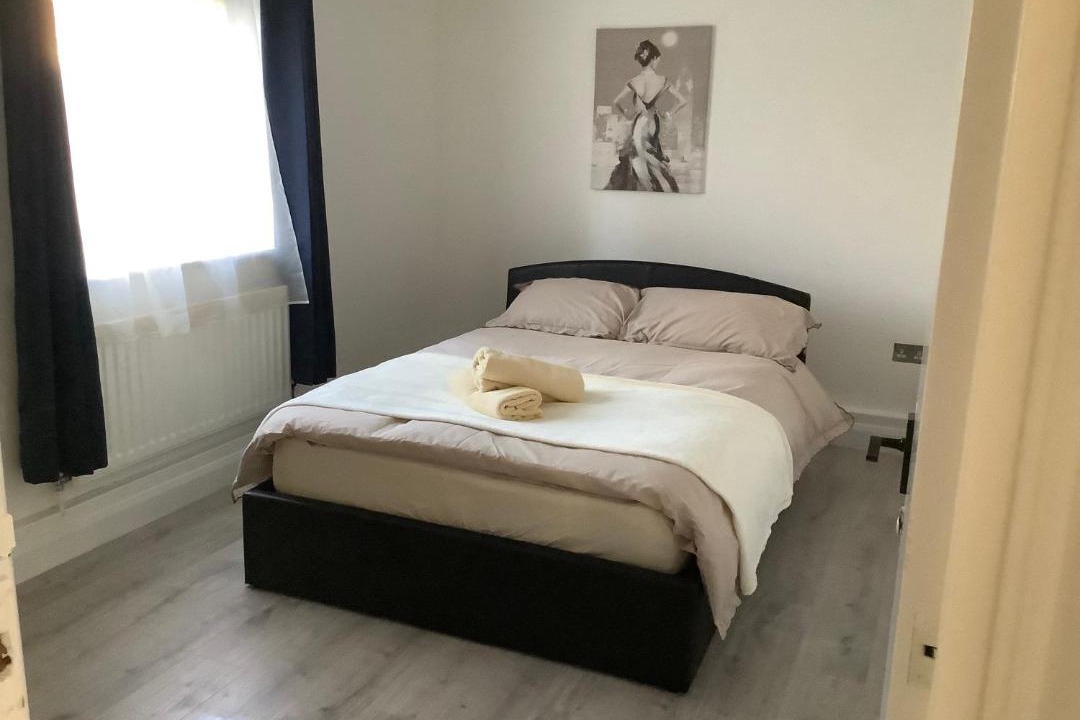 Royal Docks Apartment | Newly Renovated 2BR Near Airport Book Fast
