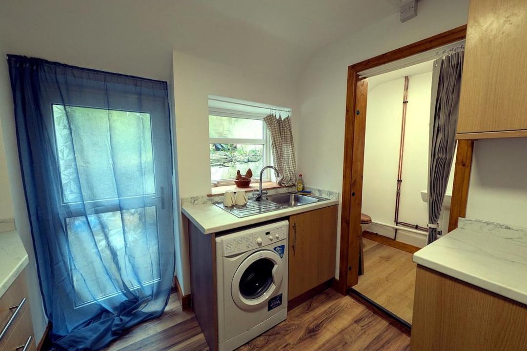 Abercarn House | Bright cottage, sleeps 4, near trails, own parking