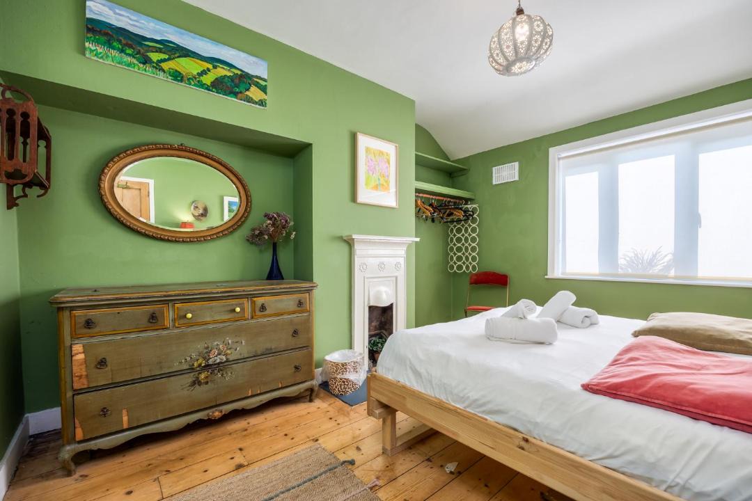 Glasnevin Apartment | Sunny 3BR with backyard Near Drumcondra Train Station